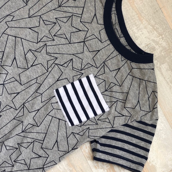 Boys Short sleeve top ⭐️ - Picture 2 of 3